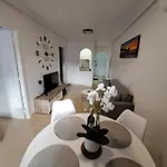 Modern 2 Bedroom In The Center Of Торевьиа